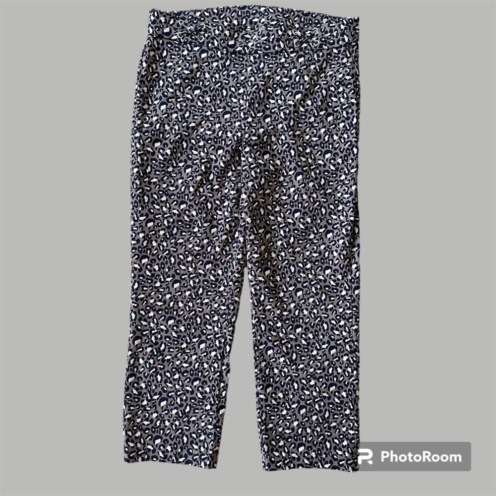 Cute & comfy Cheetah print women’s 3/4 length stretch waist pants.  Size 8